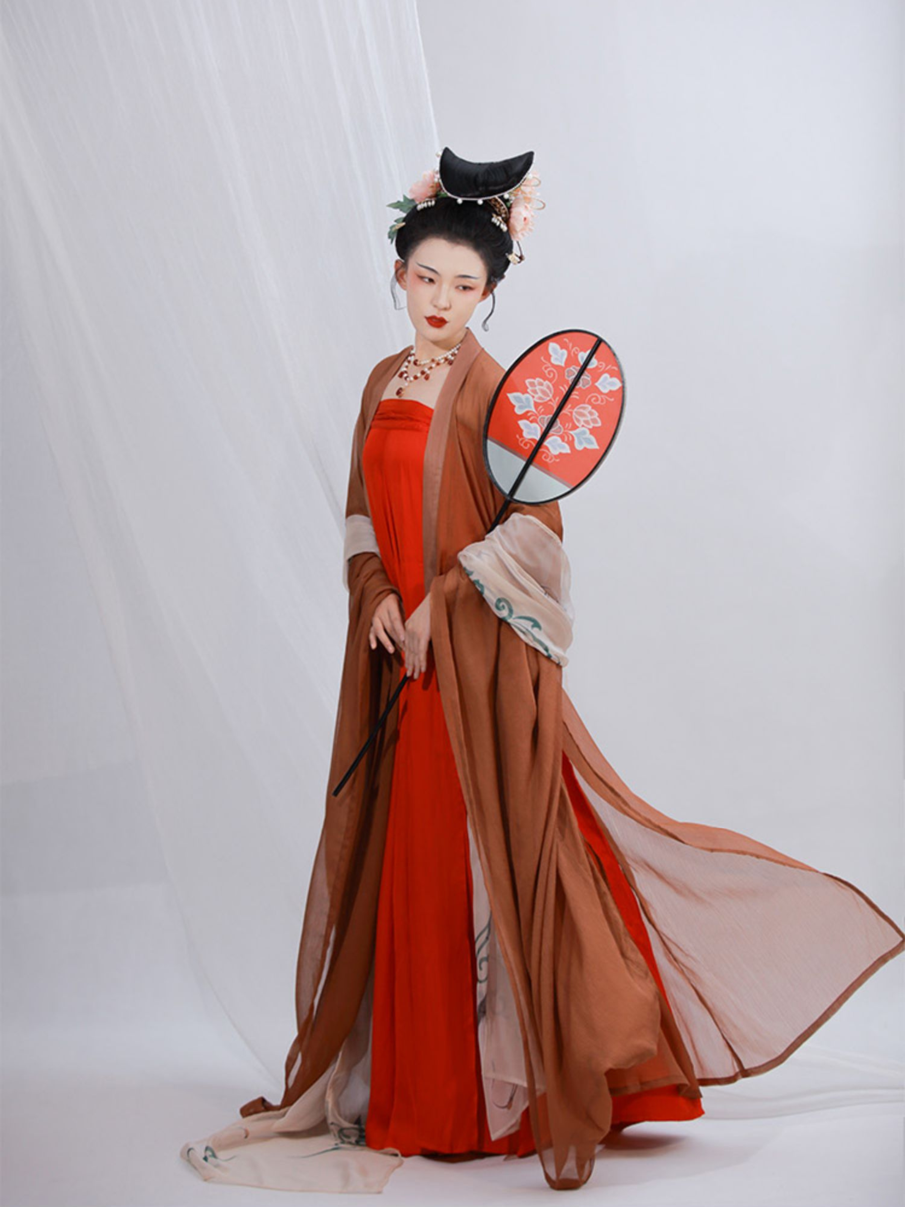 Zanhua Shinü 簪花仕女 "Court Ladies Wearing Flowered Headdresses" No.6 Painting Recreation Late Tang  Heziqun