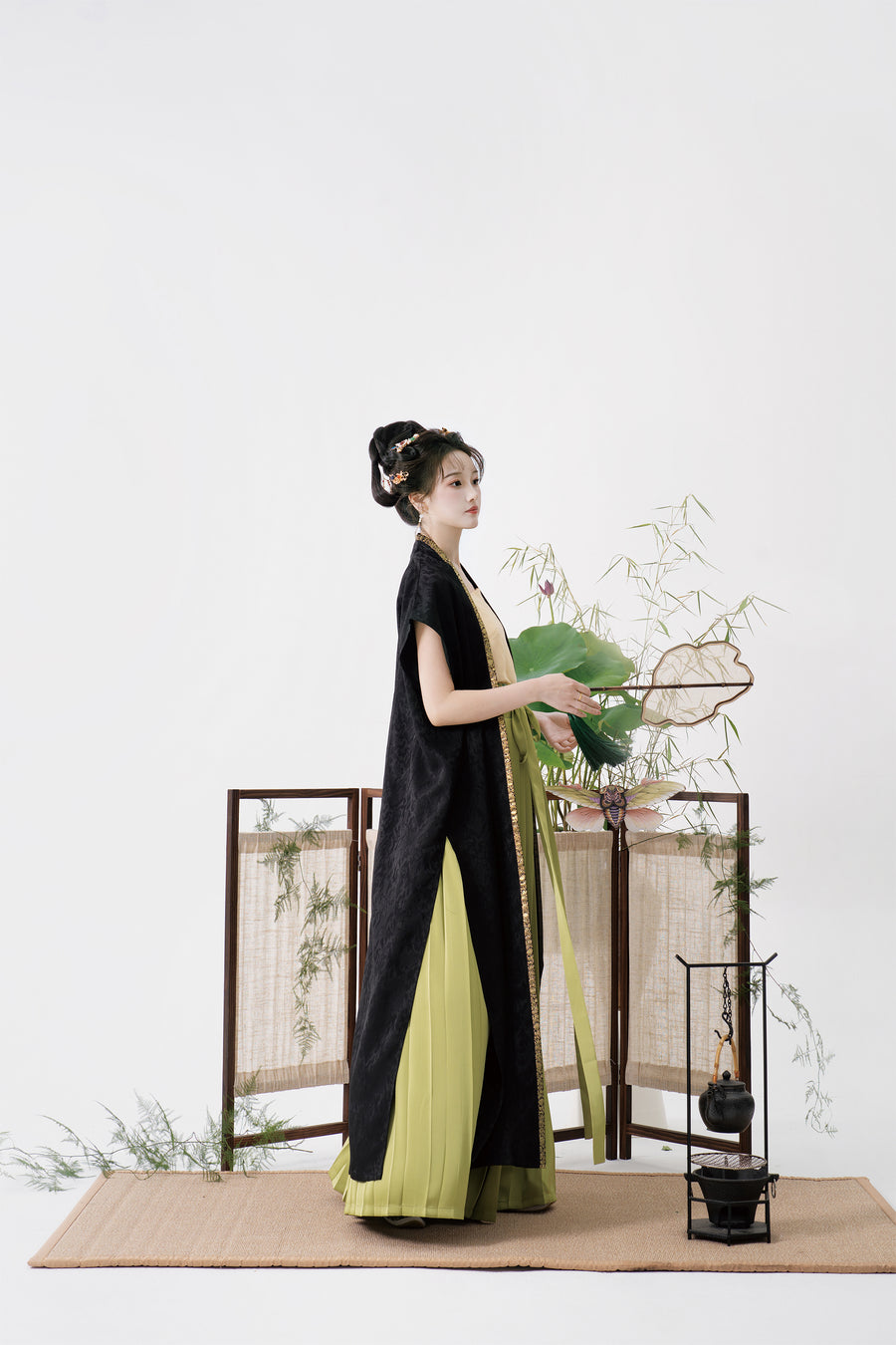 Serenade of Peaceful Joy 清平乐 Northern Song Dynasty Brocade Trim Changshan Top Bijia Vest & Baidiequn Skirt Set