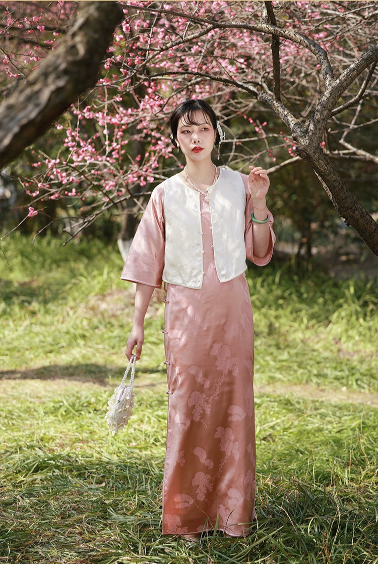Yan Yan 胭胭 Rouge 1920s Collarless Jacquard Crepe Bell Sleeve Qipao
