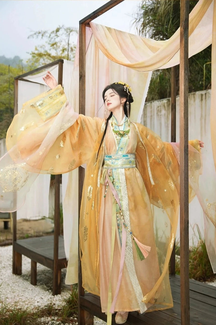 Qi Guang 齐光 Rising Light Fantasy Han Dynasty Golden Zhiju Straight Hem Robe