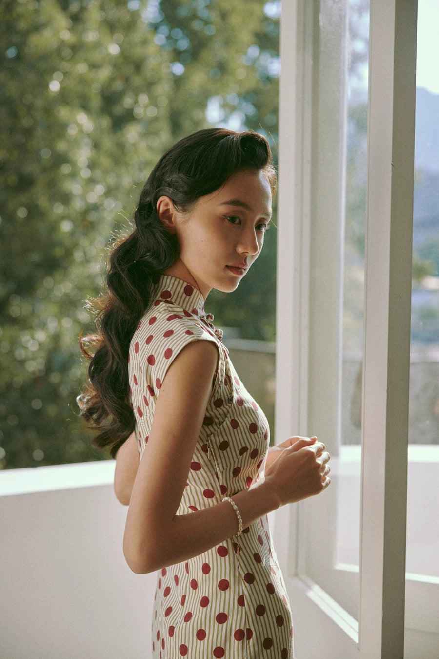 Yuan Wuqu 圆舞曲 Waltz of Youth Midcentury Hong Kong Daily Cap Sleeve Qipao