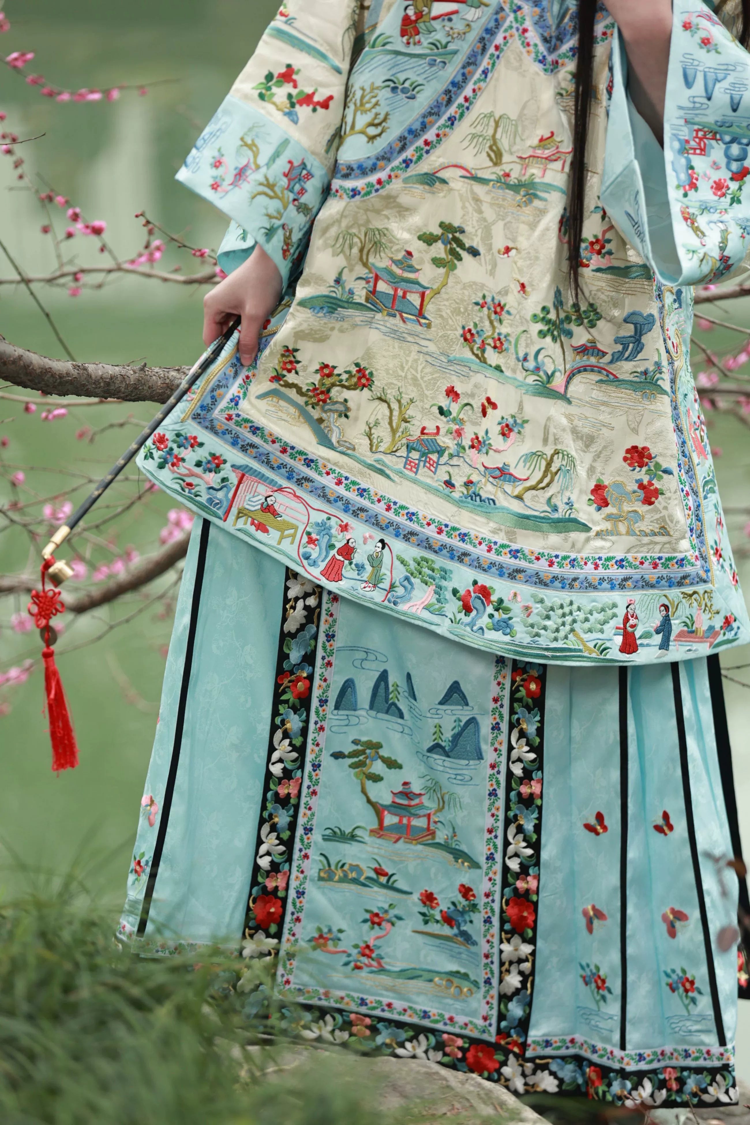 Hu Pan 湖畔 Lakeside Qing Han Embroidered Set
