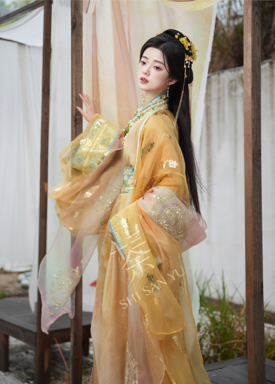 Qi Guang 齐光 Rising Light Fantasy Han Dynasty Golden Zhiju Straight Hem Robe