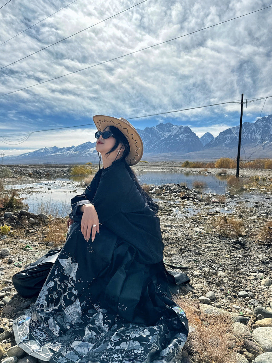 Shanhe Jinxiu 山河锦绣 Splendid Mountains Ming Dynasty Plus Size Mother of Pearl Mamian Skirt