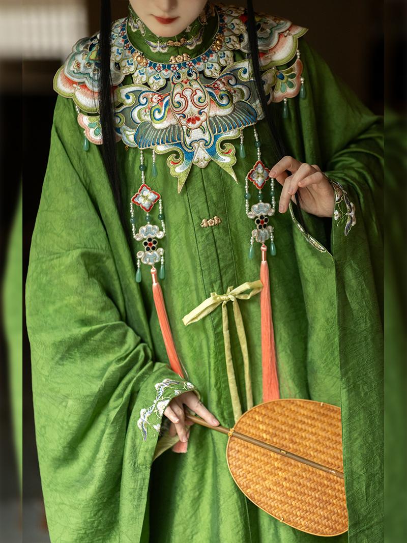 Piao Zheng 飘筝 Floating Kites Modernized Ming Yunjian Cloud Collar Long Top & Mamian Skirt Set