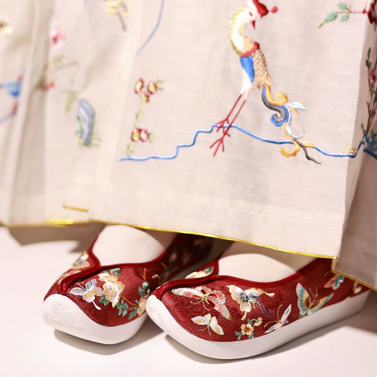 Yun Bu 云步 Hundred Butterfly Embroidered Song Ming Gong Xie Shoes