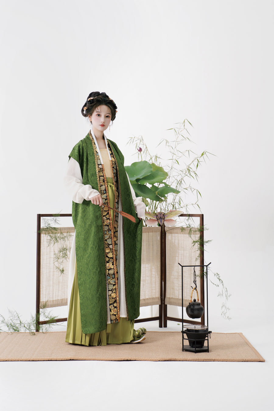 Serenade of Peaceful Joy 清平乐 Northern Song Dynasty Brocade Trim Changshan Top Bijia Vest & Baidiequn Skirt Set
