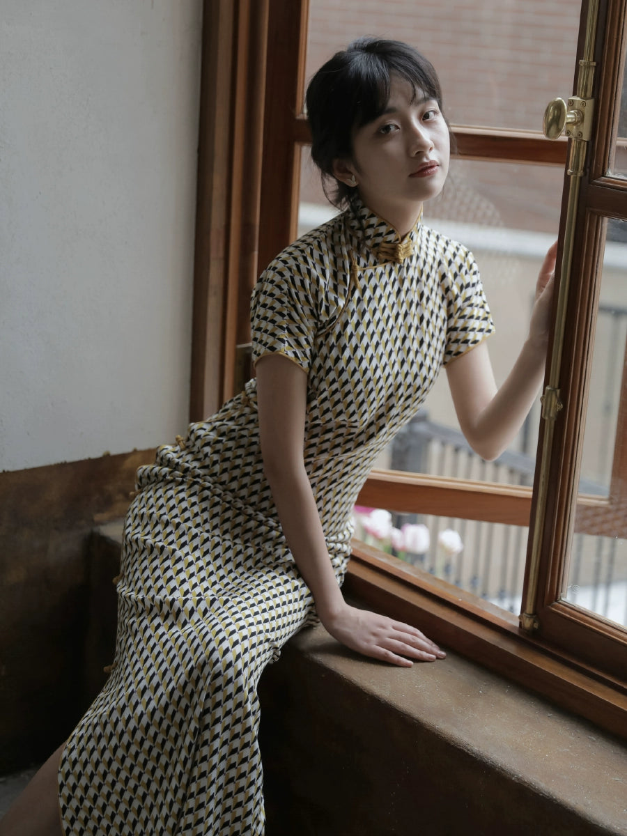 Duo Lun 多伦 1930s Retro Patterned Cotton Silk Short Sleeve Qipao