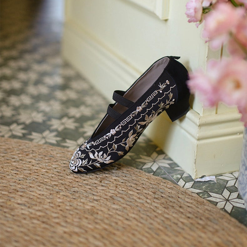 Xun Bu 迅步 Swift Steps 1910s & 1920s Qing Dynasty Embroidered Kitten Heels