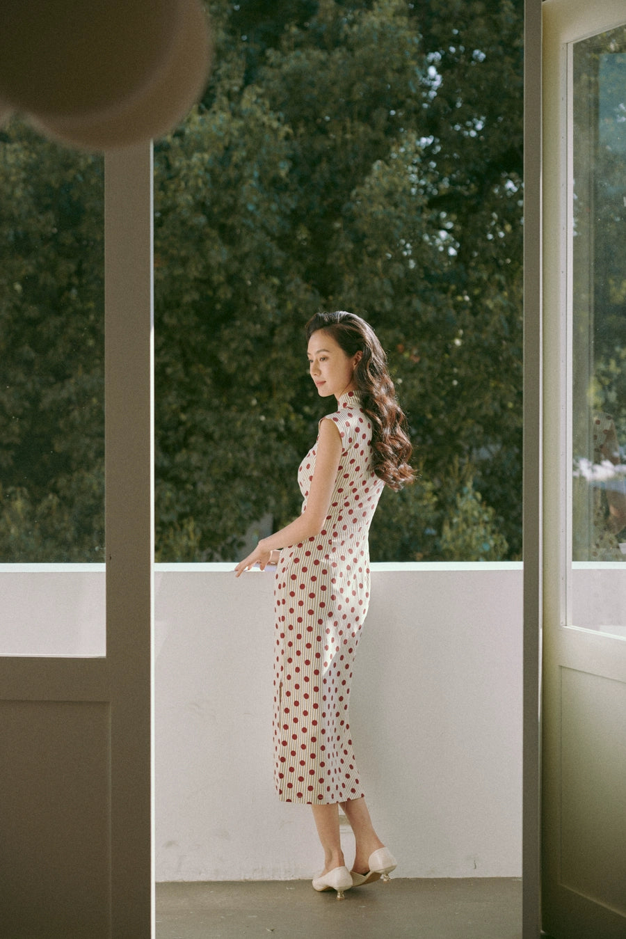 Yuan Wuqu 圆舞曲 Waltz of Youth Midcentury Hong Kong Daily Cap Sleeve Qipao