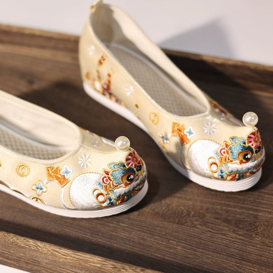 Lion Lion 狮狮 Song Ming Embroidered Pointed Tip Gong Xie Shoes