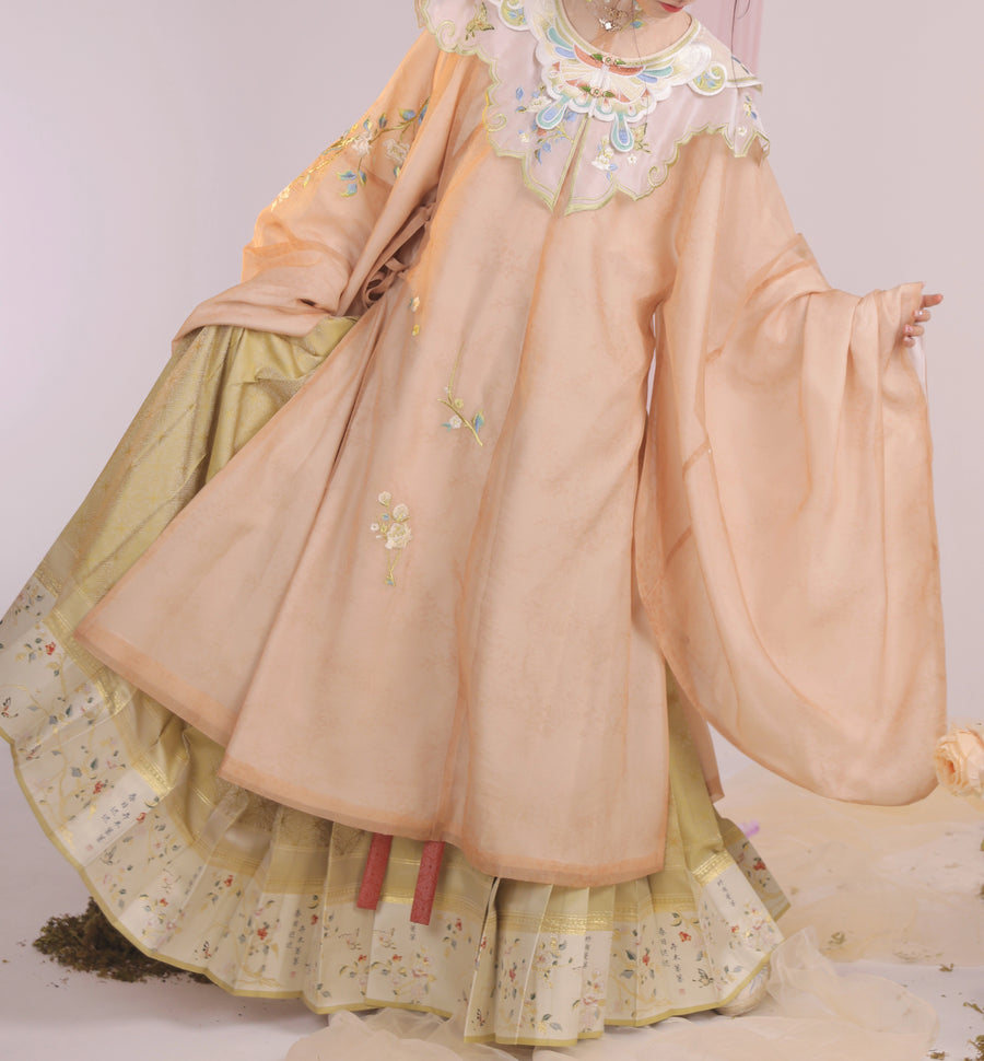 Yeyou Mancao 野有蔓草 Wild Vines Ming Dynasty Embroidered Aoqun Cloud Collar Set