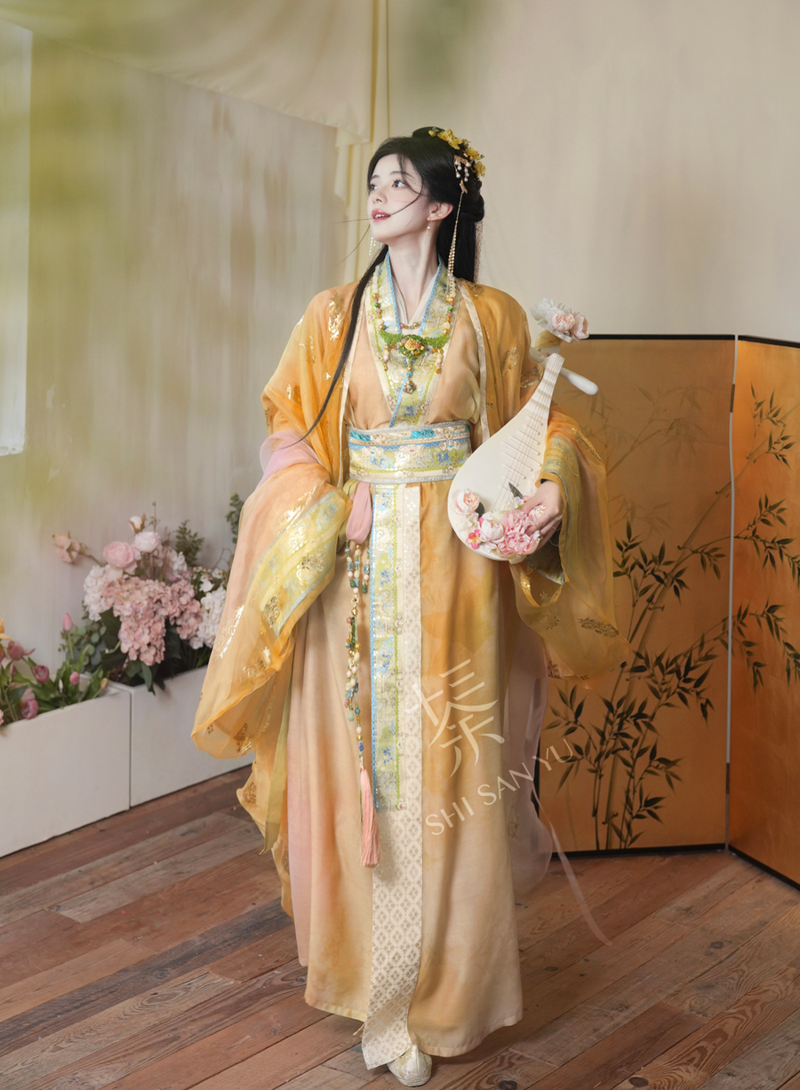 Qi Guang 齐光 Rising Light Fantasy Han Dynasty Golden Zhiju Straight Hem Robe
