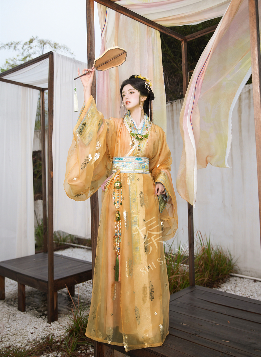 Qi Guang 齐光 Rising Light Fantasy Han Dynasty Golden Zhiju Straight Hem Robe