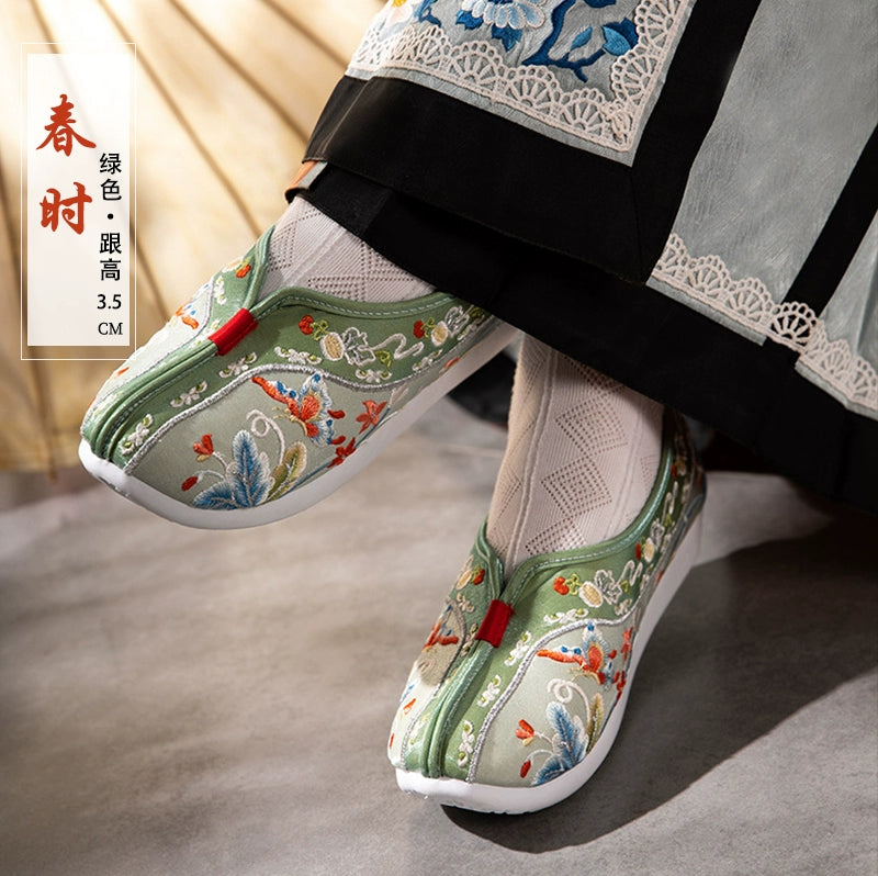 Summer Garden 夏季花园 Qing Dynasty Embroidered Rising Cloud Dengyun Shoes