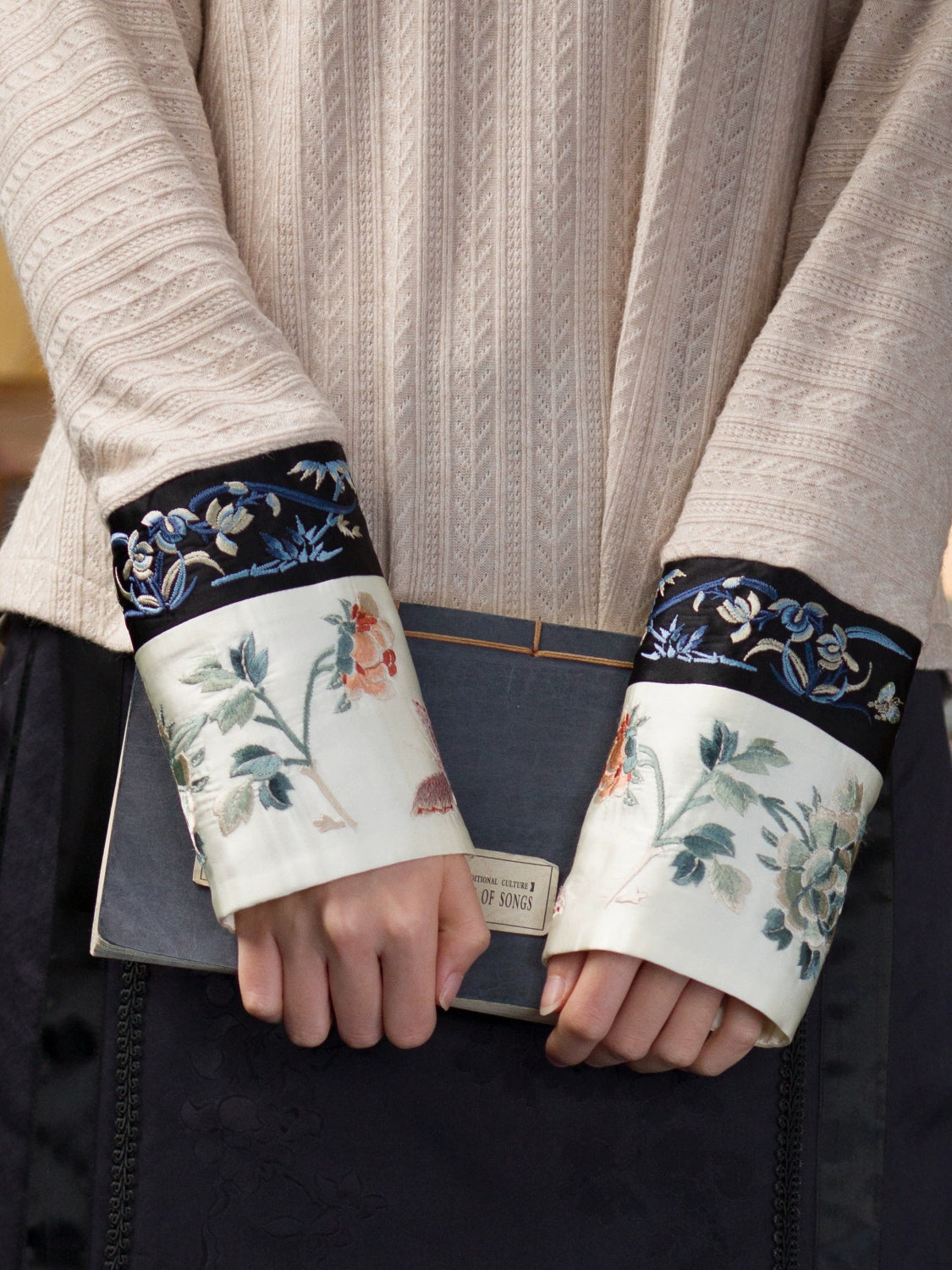 Moli Nuanyu 墨篱暖玉 Black Glass, Warm Jade Qing & Qipao Silk Embroidered Cuff Cable Knit Sweater