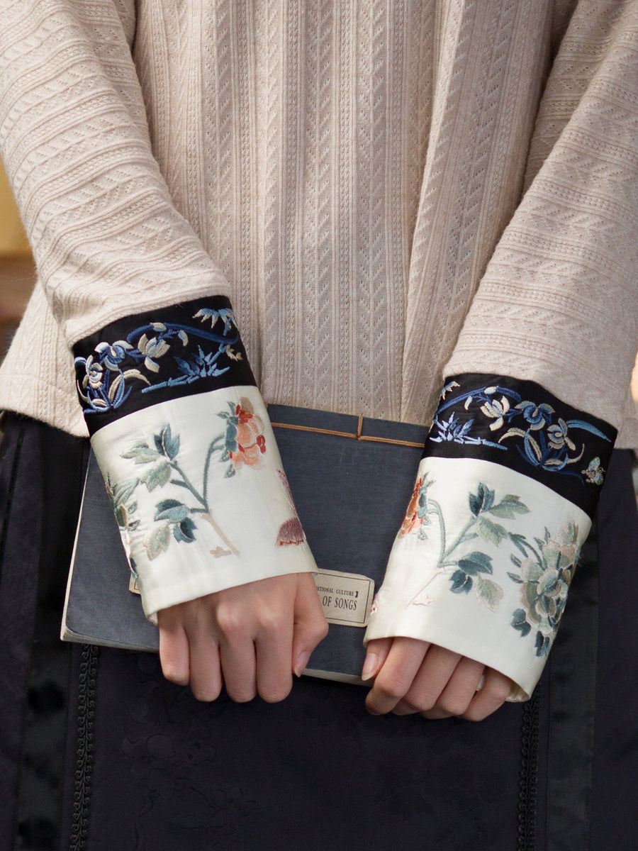 Moli Nuanyu 墨篱暖玉 Black Glass, Warm Jade Qing & Qipao Silk Embroidered Cuff Cable Knit Sweater