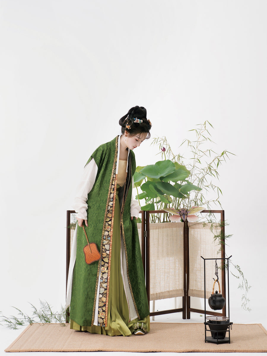 Serenade of Peaceful Joy 清平乐 Northern Song Dynasty Brocade Trim Changshan Top Bijia Vest & Baidiequn Skirt Set