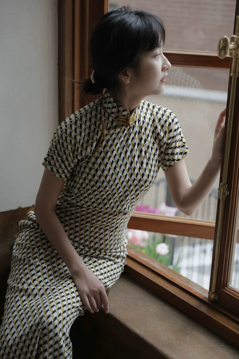 Duo Lun 多伦 1930s Retro Patterned Cotton Silk Short Sleeve Qipao