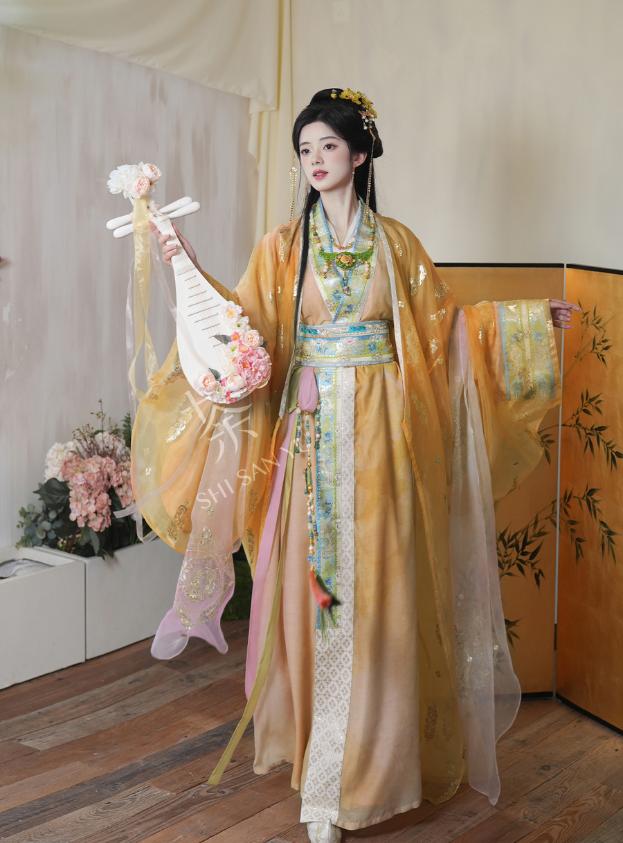 Qi Guang 齐光 Rising Light Fantasy Han Dynasty Golden Zhiju Straight Hem Robe