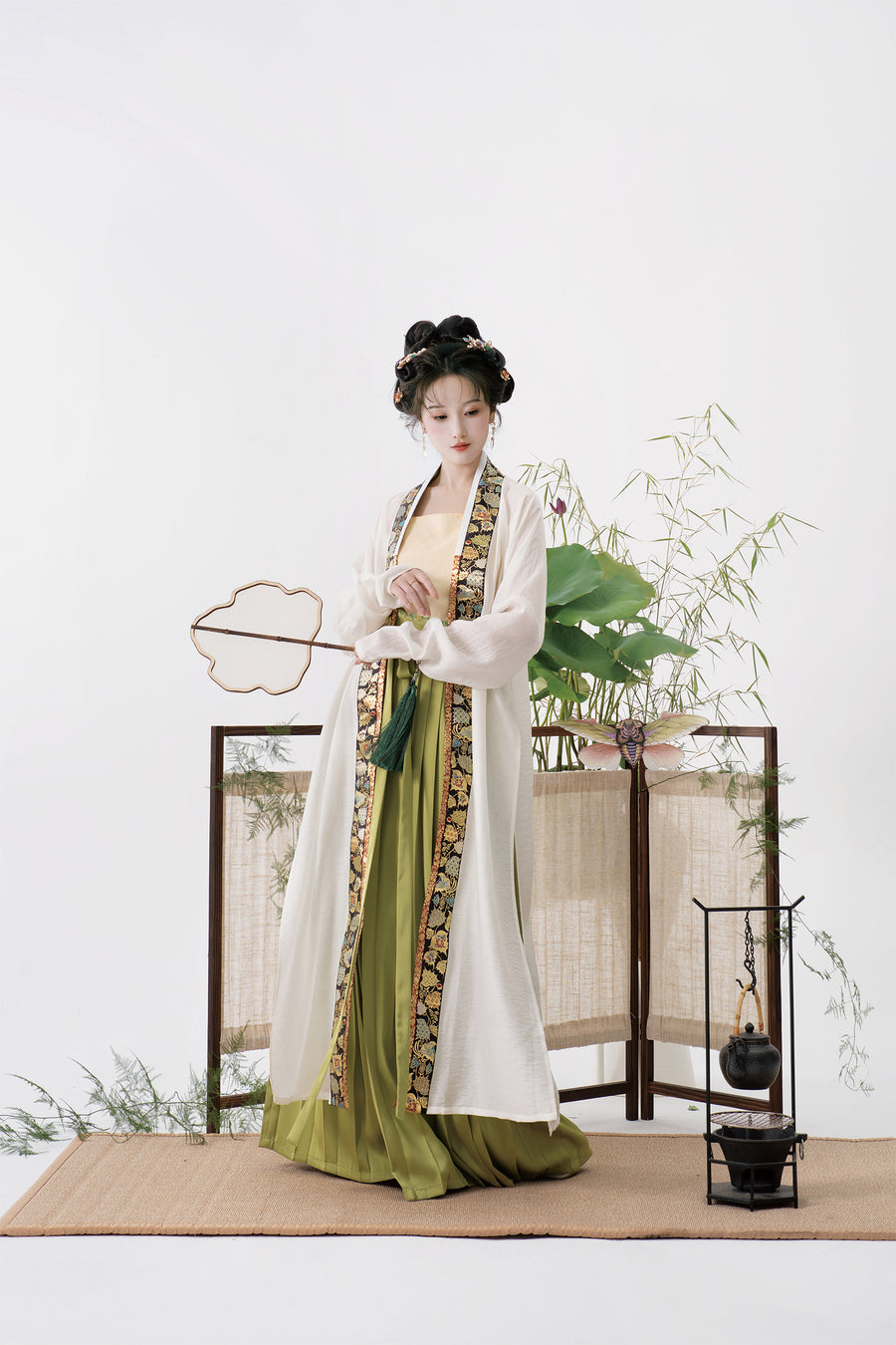 Serenade of Peaceful Joy 清平乐 Northern Song Dynasty Brocade Trim Changshan Top Bijia Vest & Baidiequn Skirt Set