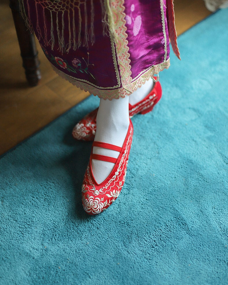 Xun Bu 迅步 Swift Steps 1910s & 1920s Qing Dynasty Embroidered Kitten Heels