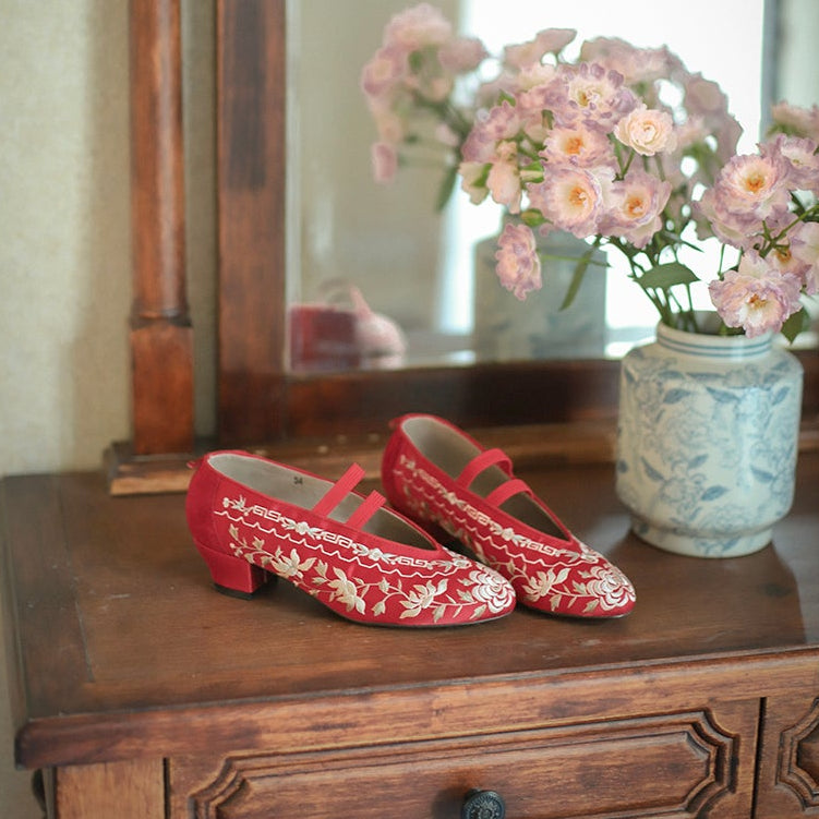 Xun Bu 迅步 Swift Steps 1910s & 1920s Qing Dynasty Embroidered Kitten Heels