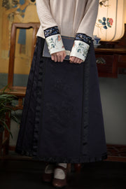 Moli Nuanyu 墨篱暖玉 Black Glass, Warm Jade Qing & Qipao Silk Embroidered Cuff Cable Knit Sweater