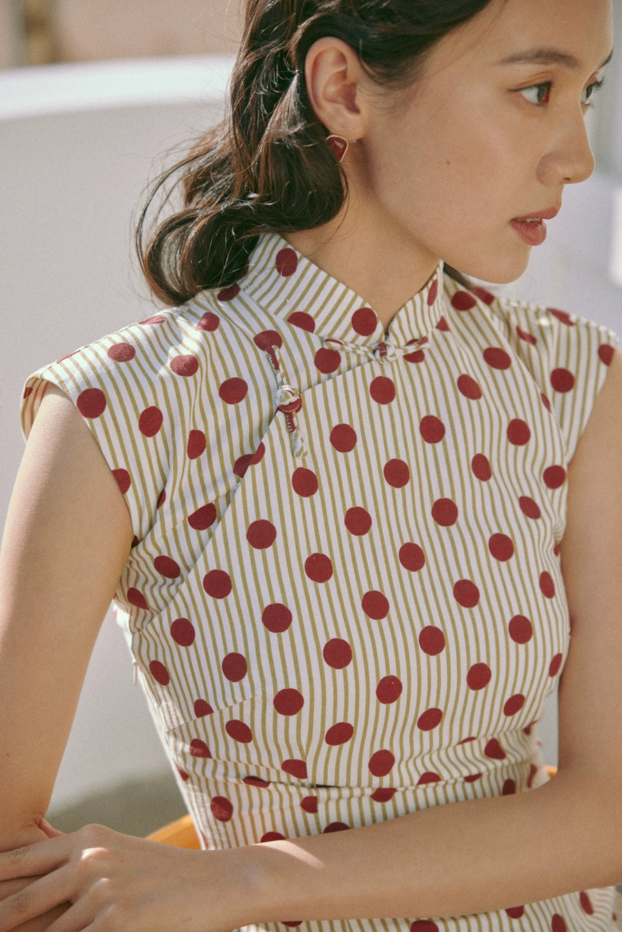 Yuan Wuqu 圆舞曲 Waltz of Youth Midcentury Hong Kong Daily Cap Sleeve Qipao