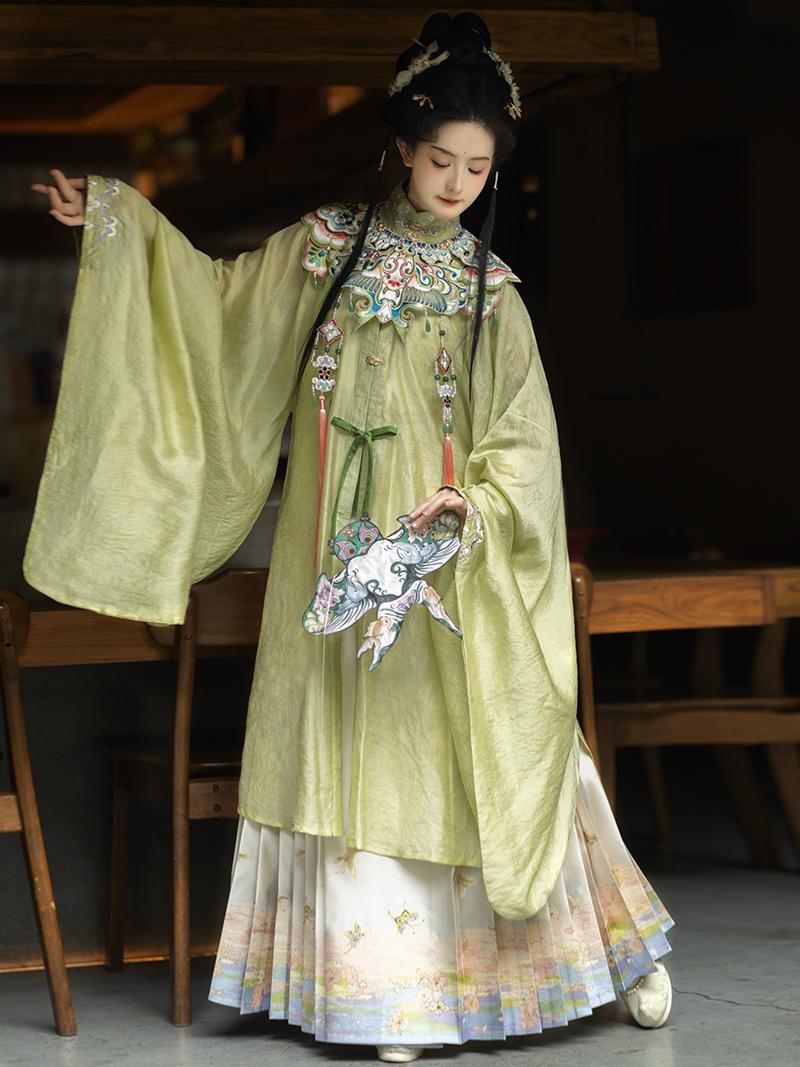 Piao Zheng 飘筝 Floating Kites Modernized Ming Yunjian Cloud Collar Long Top & Mamian Skirt Set