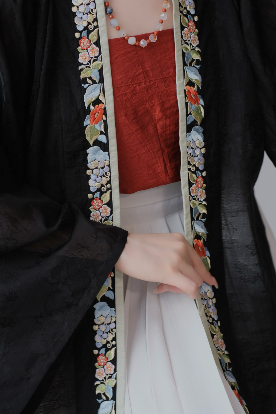 Yi Tiao 一条 Single Strip Song Dynasty Embroidered Floral Duanshan Short Top