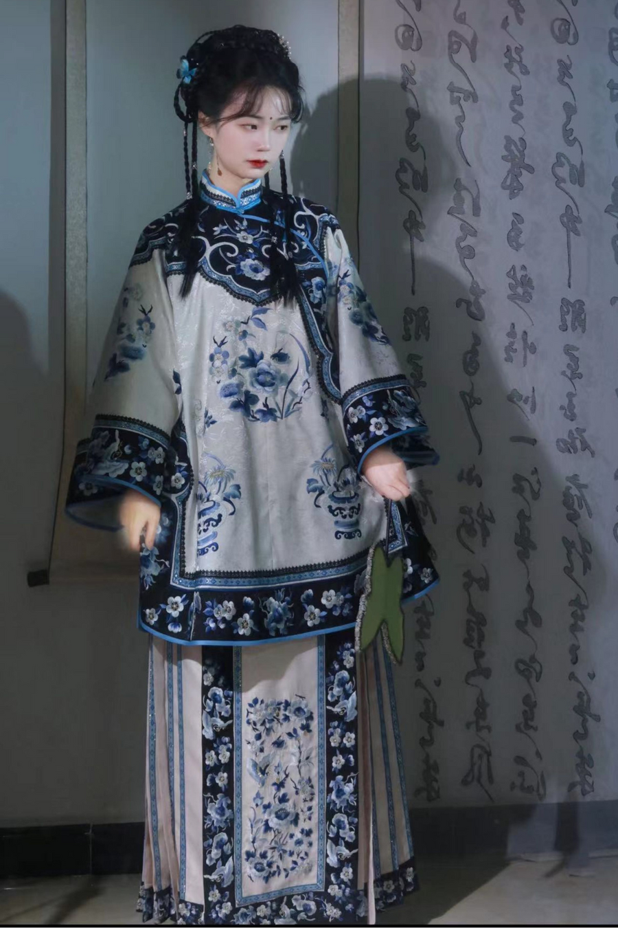 Jing Wen 静雯 Qing Dynasty Han Woman's Cloud Collar Embroidered Porcelain Top & Mamian Set