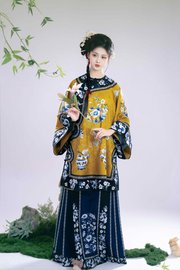 Jing Wen 静雯 Qing Dynasty Han Woman's Cloud Collar Embroidered Porcelain Top & Mamian Set