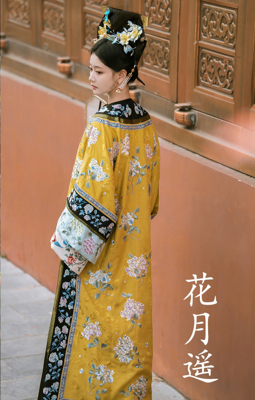 Qiongzhi Yulu 琼枝玉露 Delectable Wine Qing Dynasty Embroidered Hyacinths Manchurian Changpao Robe