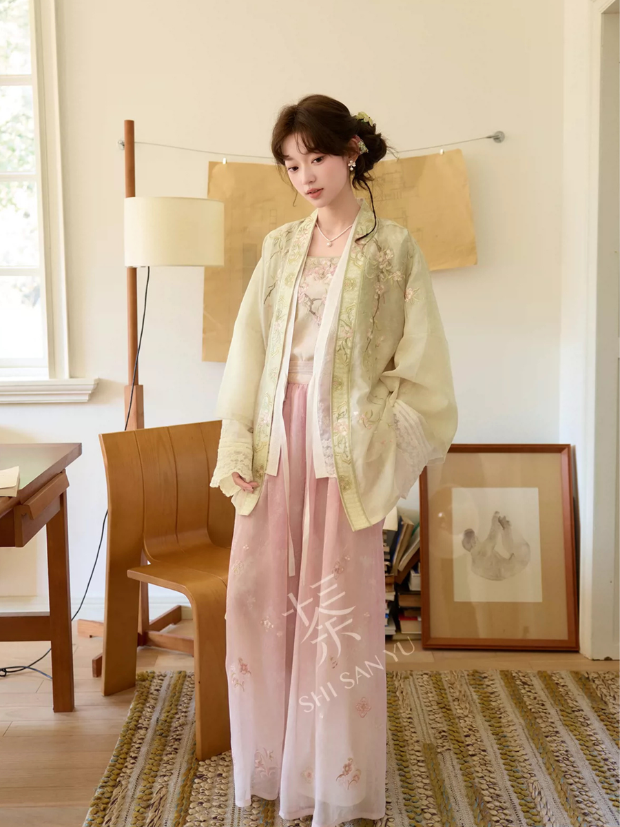 Xinghua Yue 杏花约 Apricot Rendezvous Fantasy Song Dynasty Embroidered Beizi & Songku Pants Set