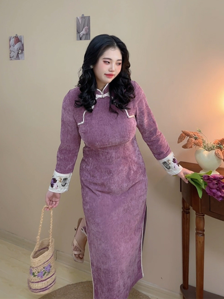 Lizi 李子 Plum 1920s Inspired Plus Size Scallop Trim Long Sleeve Embroidered Qipao