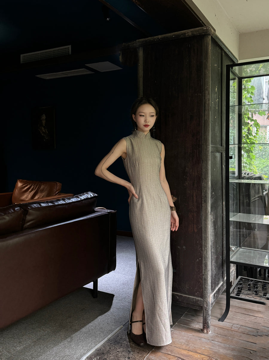 Sukè 素刻 Plain Carving Modernized Pinstripe Sleeveless Qipao