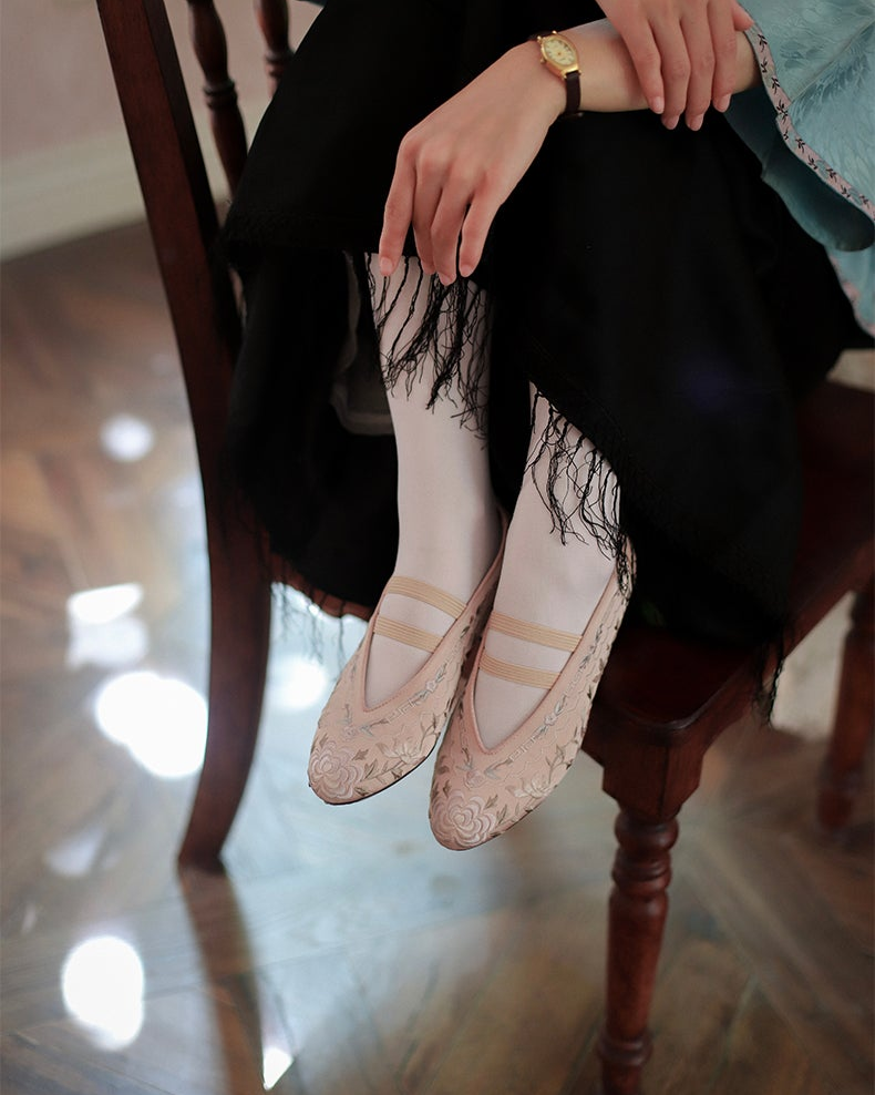 Xun Bu 迅步 Swift Steps 1910s & 1920s Qing Dynasty Embroidered Kitten Heels