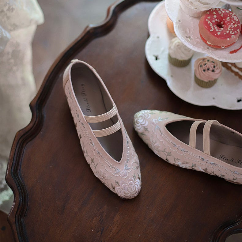 Xun Bu 迅步 Swift Steps 1910s & 1920s Qing Dynasty Embroidered Kitten Heels