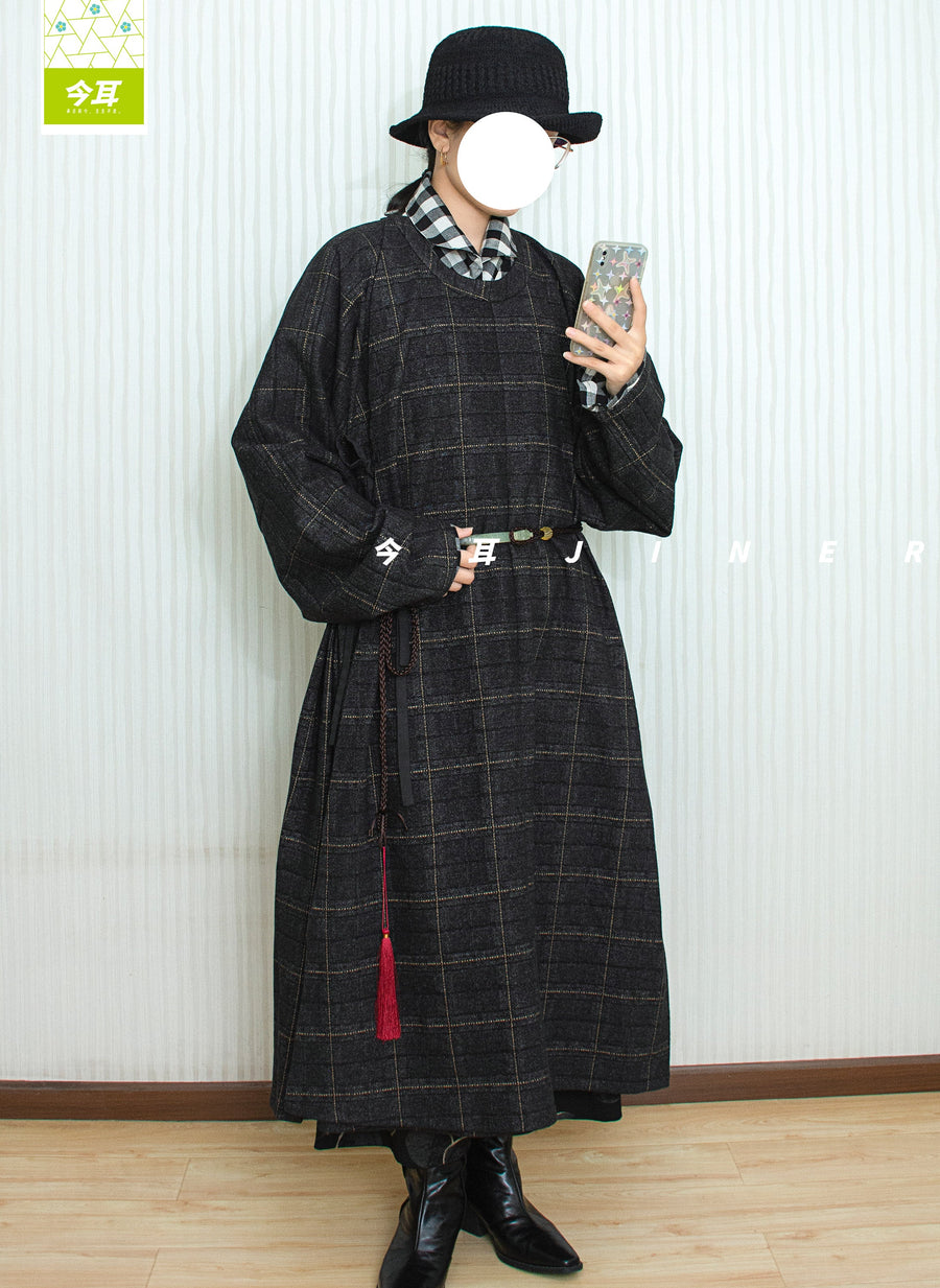 Mo Qi 墨棋 Ink Chess Modernized Early Ming Tweed Pleated Yuanlingpao Round Collar Coat