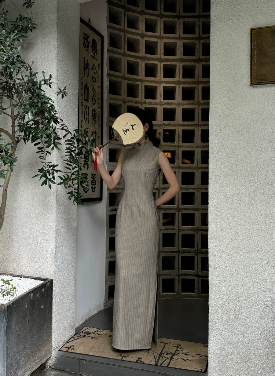 Sukè 素刻 Plain Carving Modernized Pinstripe Sleeveless Qipao