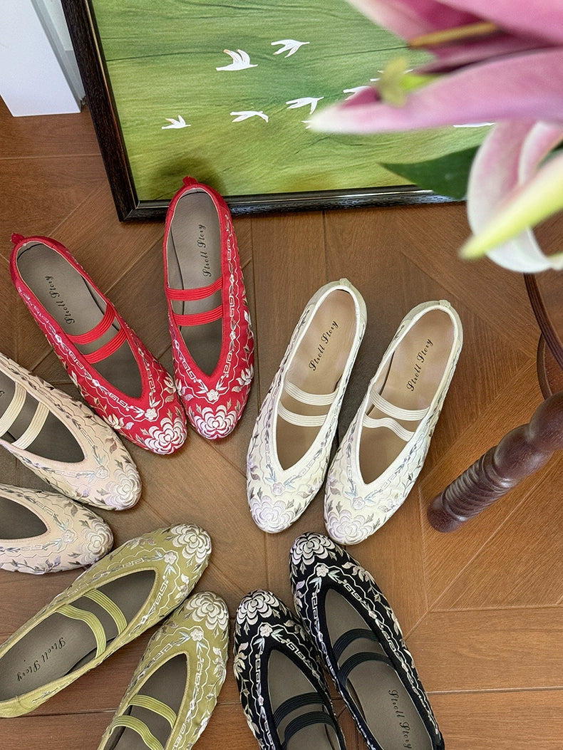 Xun Bu 迅步 Swift Steps 1910s & 1920s Qing Dynasty Embroidered Kitten Heels