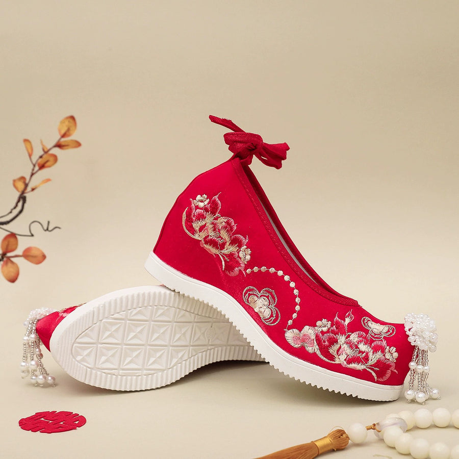 Sai Hong 腮红 Song Ming Embroidered Pearl Pointed Toe Gongxie Shoes