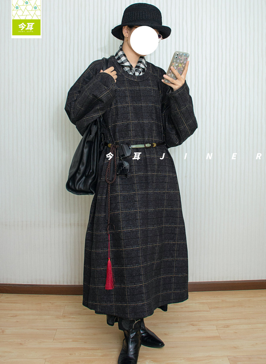 Mo Qi 墨棋 Ink Chess Modernized Early Ming Tweed Pleated Yuanlingpao Round Collar Coat