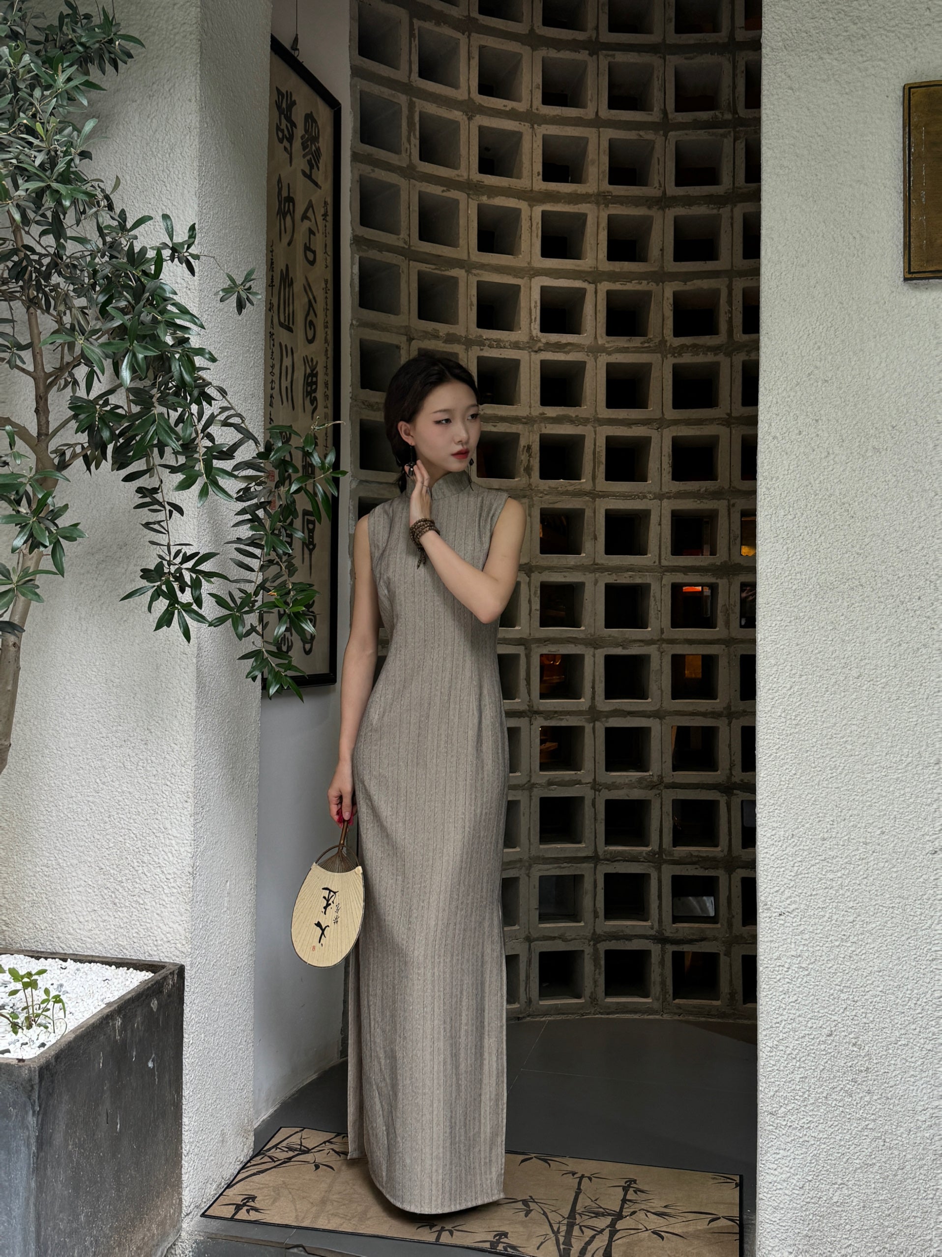 Sukè 素刻 Plain Carving Modernized Pinstripe Sleeveless Qipao