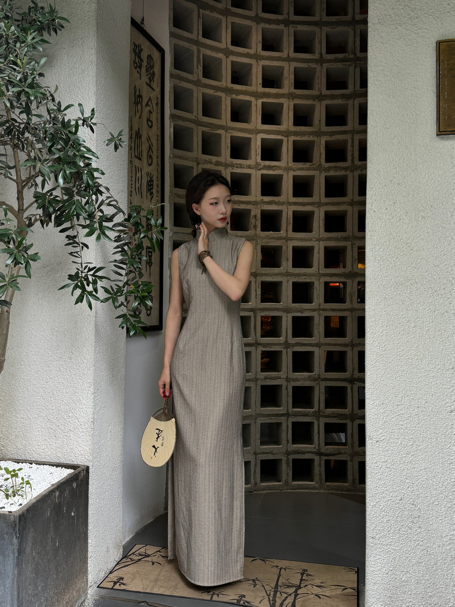 Sukè 素刻 Plain Carving Modernized Pinstripe Sleeveless Qipao