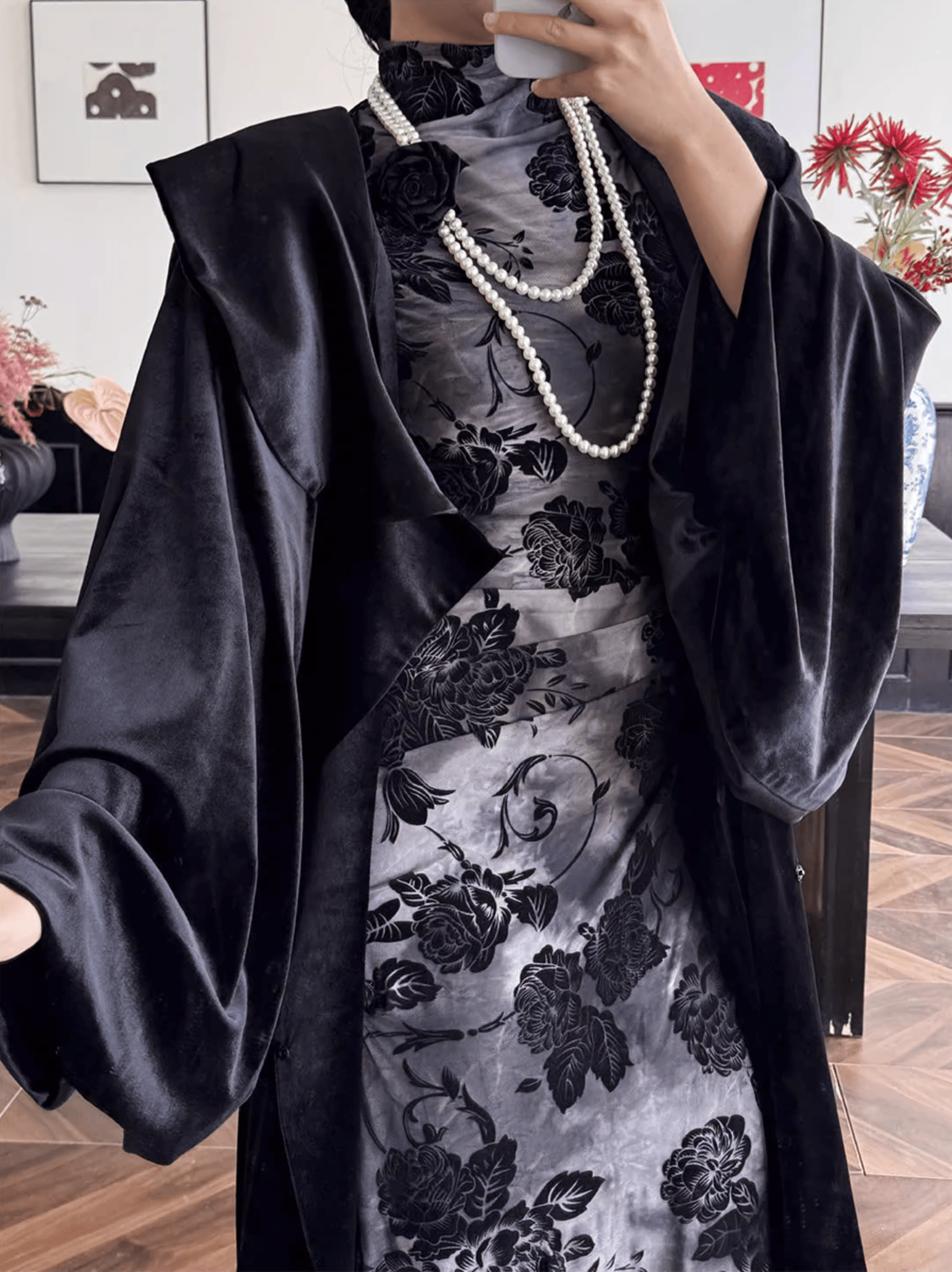 Hei Meigui 黑玫瑰 Black Rose Modernized Velvet Sleeveless Qipao