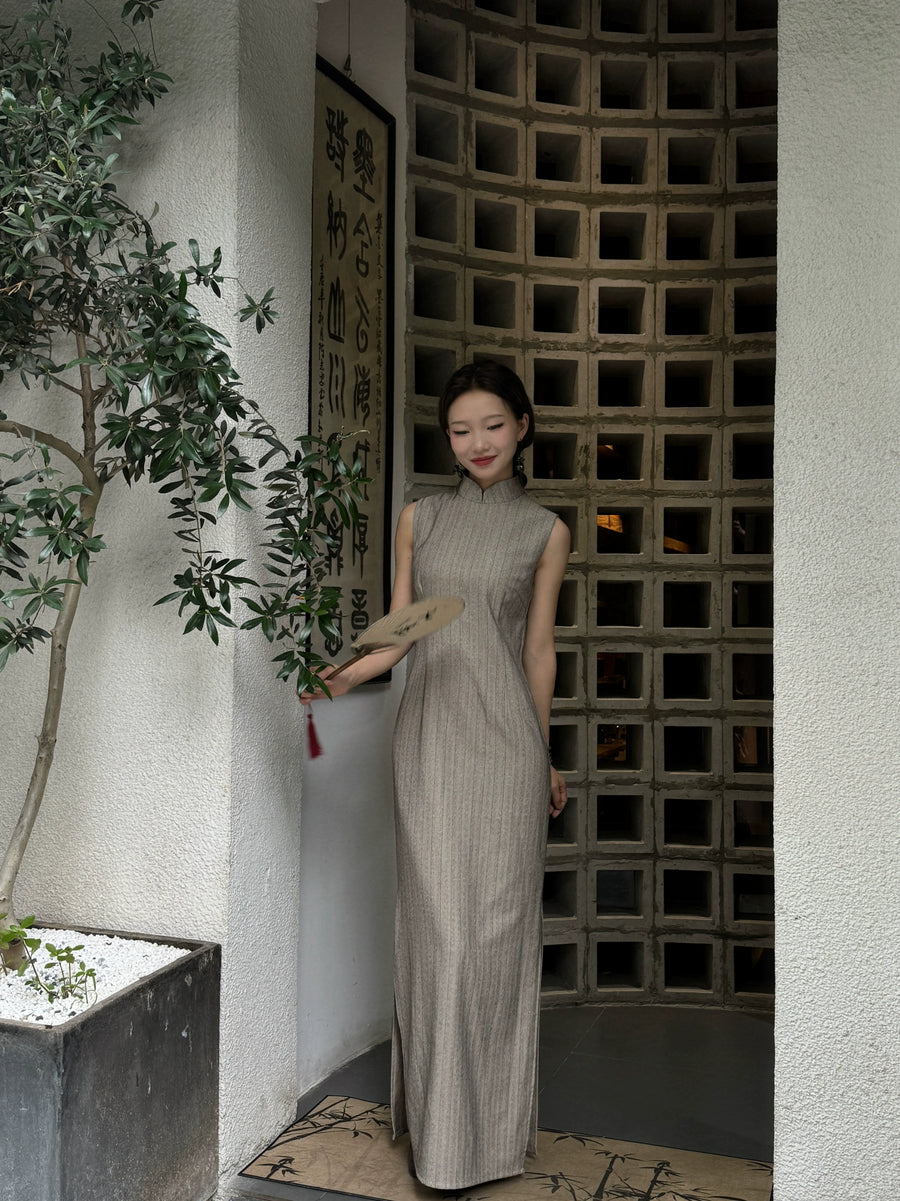 Sukè 素刻 Plain Carving Modernized Pinstripe Sleeveless Qipao