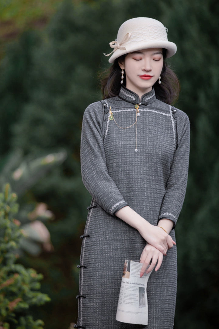 Frozen in Time 凝的时光 Republic of China Parallel Panel Long Sleeve Woolen Qipao