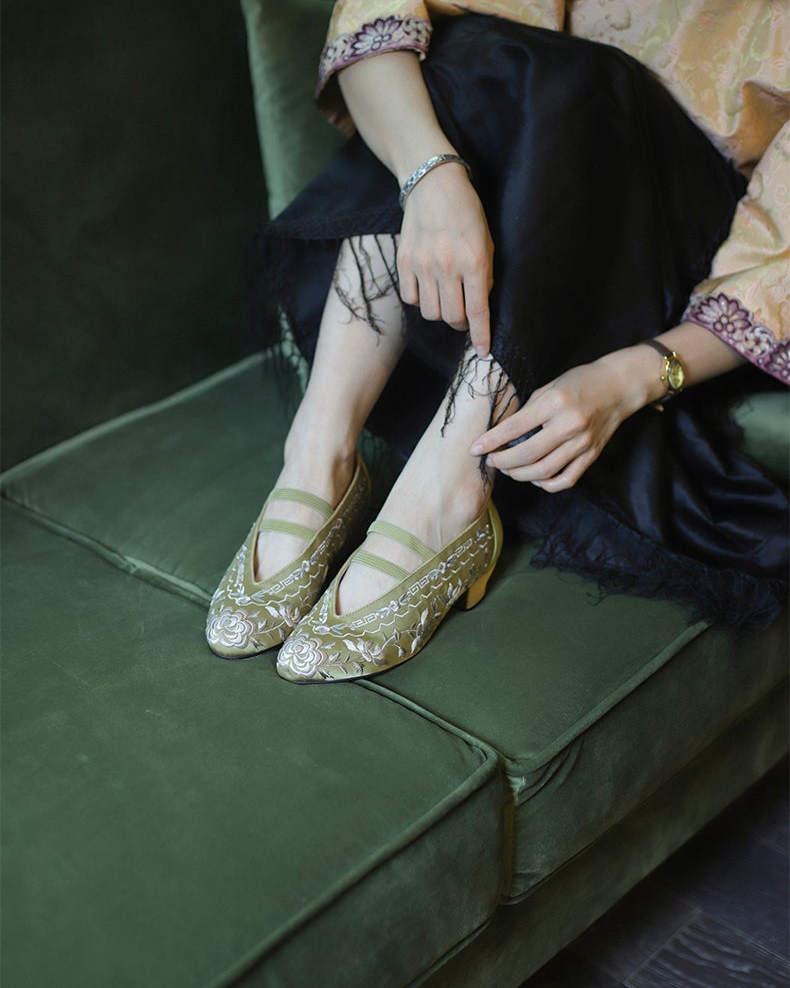 Xun Bu 迅步 Swift Steps 1910s & 1920s Qing Dynasty Embroidered Kitten Heels